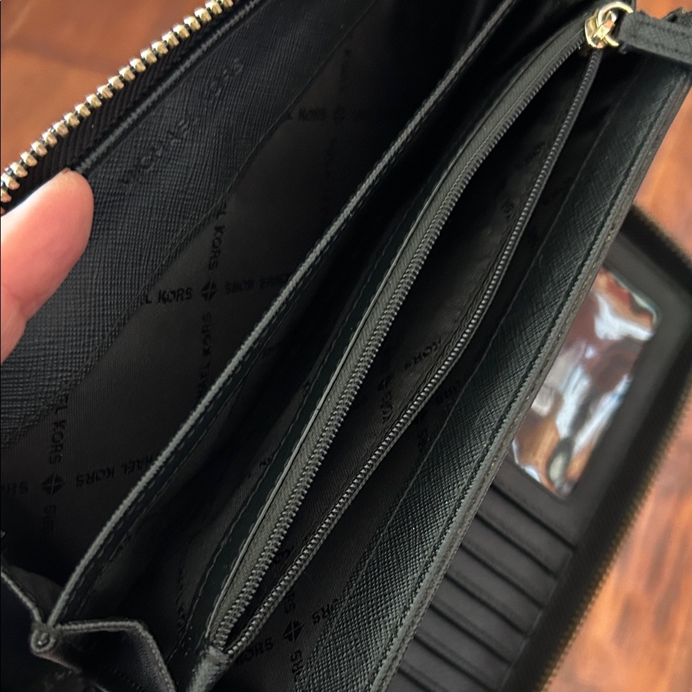 Michael Kors huge Leather Wristlet wallet - Picture 8 of 9